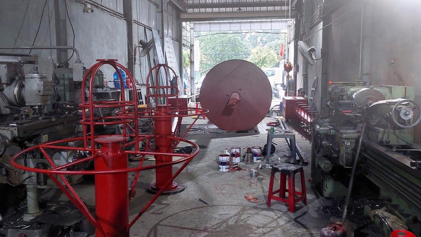 Chế tạo khung máy cơ khí sơn đỏ tại xưởng Phú Tài Phát