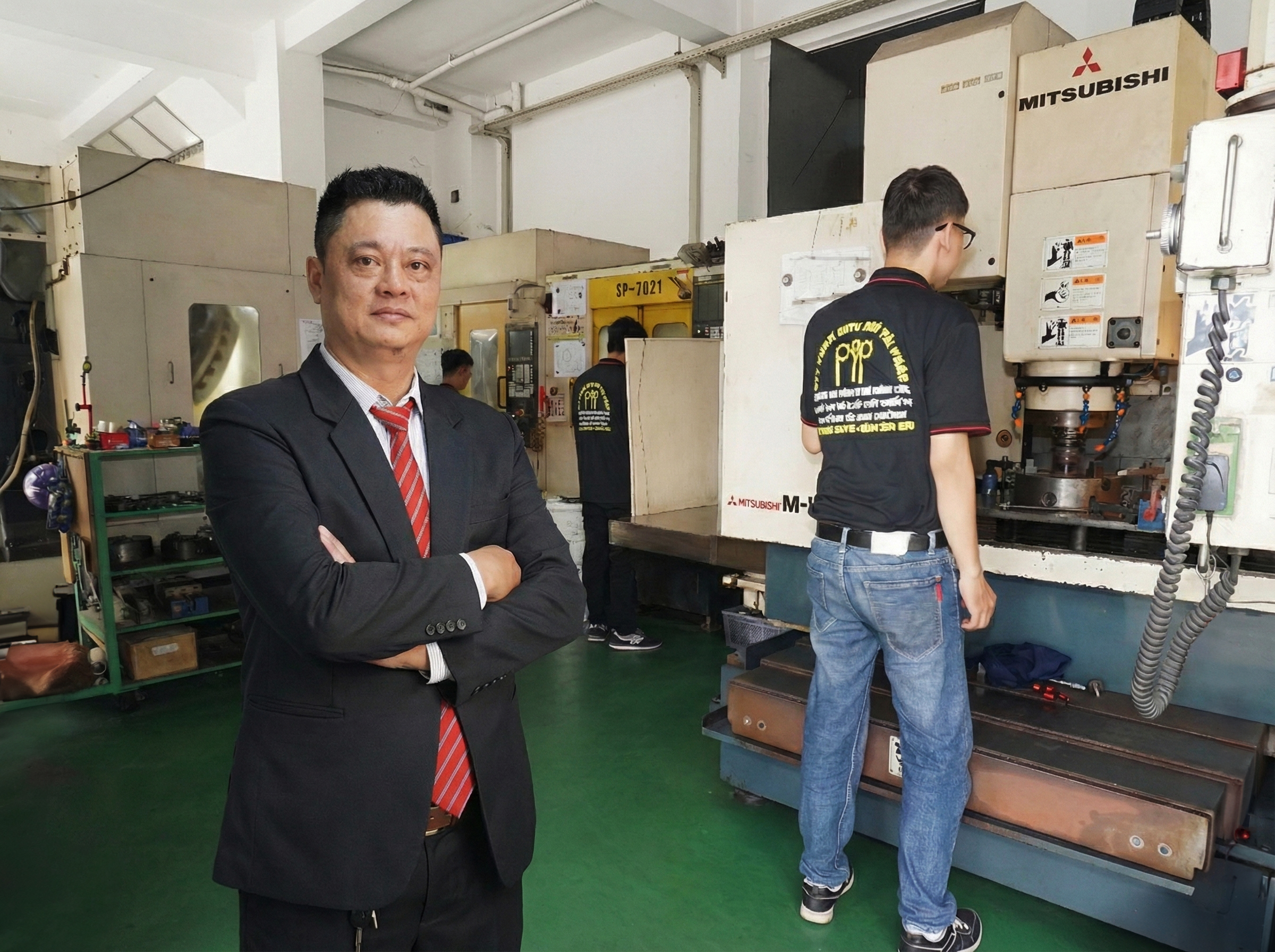 Giám đốc Phú Tài Phát tại khu vực máy phay CNC Mitsubishi
