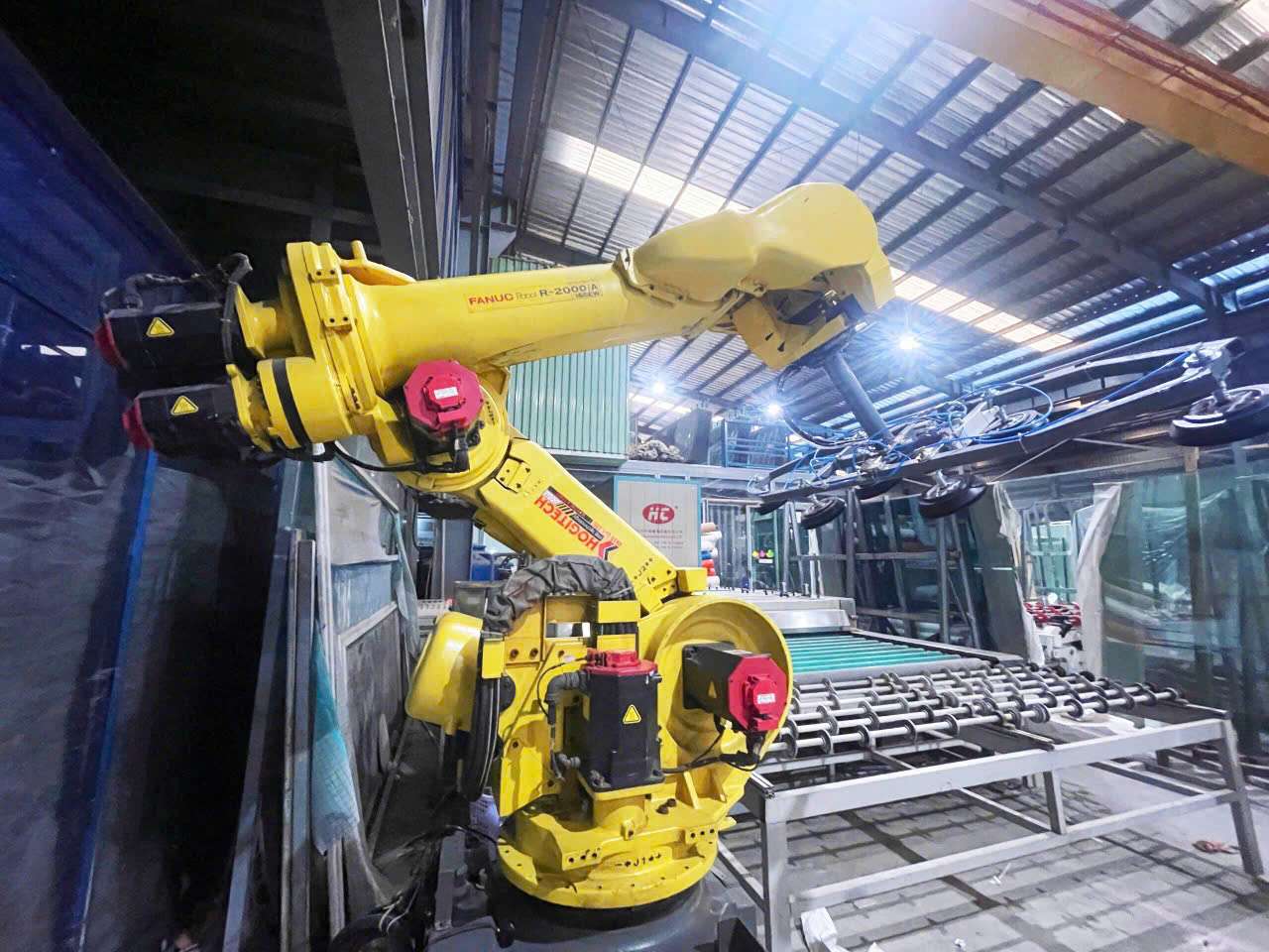 Robot gắp kính tại Bình Dương